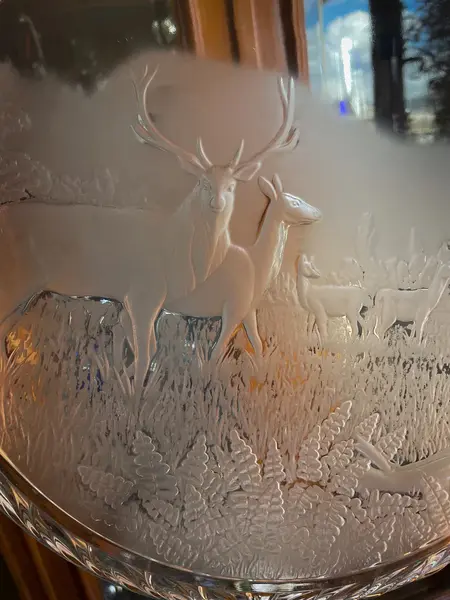 Foto de um(a) Antiga Bandeja Decorativa Com Alces Em Cristal Francês, da categoria de Bandejas. Para quem gosta de peças exclusivas.Antiga e grande bandeja em cristal francês, decorada com figuras de alces lapidados à... Mostrado de uma perspectiva diferente. Vendido no marketplace Trésors.