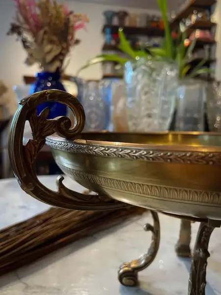 Foto de um(a) Antiga Fruteira Centro De Mesa Bronze Doré E Limoges Lebrun, da categoria de Centro de mesa. ~ Limoges | Lebrun ~ Uma peça de museu! Para quem gosta de peças exclusivas.Antigo e majestoso centro de mesa em bronze doré... Mostrado de uma perspectiva diferente. Vendido no marketplace Trésors.