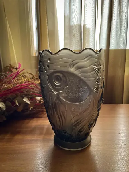 Foto de um(a) Antigo Vaso Vidro Tcheco Satiné Art Deco Peixes Barolac, da categoria de Vasos. ~ Josef Inwald - Barolac Glass ~Antigo e decorativo vaso artístico em vidro satiné com figuras de peixes em relevo, a... Mostrado de uma perspectiva diferente. Vendido no marketplace Trésors.