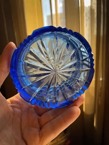 Foto de um(a) Antigo Par Caixas Porta Jóias Cristal Tcheco Azul Art Deco, da categoria de Porta-Jóias. ~ Bohemia Glass ~Antigo e incrível par de caixas decorativas/porta jóias em cristal doublé Tcheco, primorosa lapidação... Mostrado de uma perspectiva diferente. Vendido no marketplace Trésors.