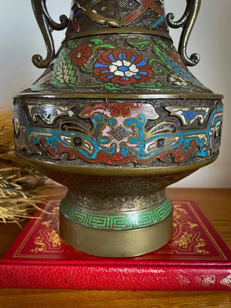 Foto de um(a) Antigo Vaso Com Alças Japonês Oriental Em Bronze Cloisonné, da categoria de Vasos. Antigo e importante vaso artístico com alças em bronze com Cloisonné, peça de excelente qualidade. Cada lado da peça segue... Mostrado de uma perspectiva diferente. Vendido no marketplace Trésors.