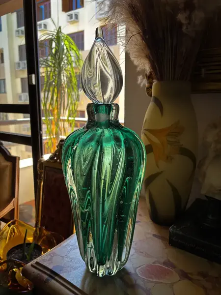 Foto de um(a) Antiga Garrafa Decorativa Murano Italiano Verde Esmeralda, da categoria de Garrafas, potes e jarros. ~ Italy Glass ~Antiga e linda garrafa decorativa em Murano artístico. Feita à mão. Original da década de 1960/70. Medidas... Mostrado de uma perspectiva diferente. Vendido no marketplace Trésors.