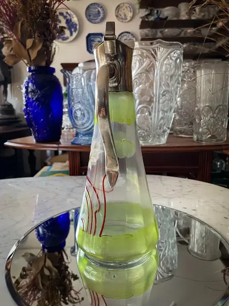 Foto de um(a) Antiga Jarra Claret Jug Artnouveau Cristal Veneziano E Prata, da categoria de Jarros. Antiga jarra Claret Jug em cristal artístico ricamente pintado à mão, com guarnições em prata. Período Art nouveau, início... Mostrado de uma perspectiva diferente. Vendido no marketplace Trésors.