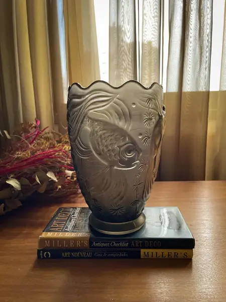 Foto de um(a) Antigo Vaso Vidro Tcheco Satiné Art Deco Peixes Barolac, da categoria de Vasos. ~ Josef Inwald - Barolac Glass ~Antigo e decorativo vaso artístico em vidro satiné com figuras de peixes em relevo, a... Mostrado de uma perspectiva diferente. Vendido no marketplace Trésors.