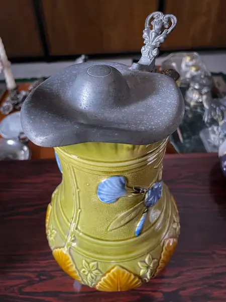 Foto de um(a) Antigo Raro Jarro Para Vinho Em Majolica Faiança Alemã, da categoria de Jarros. Antigo e raro jarro para servir vinho em majólica/faiança alemã vitrificada. Decoração floral em relevo e tampa em estanho.... Mostrado de uma perspectiva diferente. Vendido no marketplace Trésors.