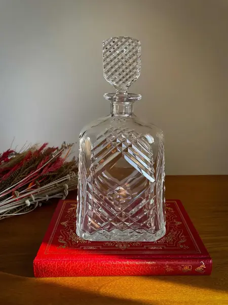 Foto de um(a) Antiga Rara Garrafa Licoreira Em Cristal Orrefors Art Deco, da categoria de Garrafas. ~ Orrefors Sweden ~Antiga garrafa licoreira em bloco maciço de cristal lapidado à mão. Da renomada Cristallerie Orrefors, da... Mostrado de uma perspectiva diferente. Vendido no marketplace Trésors.