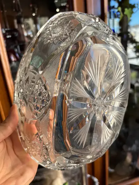 Foto de um(a) Antigo Centro De Mesa Vaso Cesta Decorativa Cristal Baccarat, da categoria de Cestos e Caixas. ~ Baccarat ~ Antiga cesta decorativa em cristal francês, peça super versátil para compor ambientes. Primorosa lapidação... Mostrado de uma perspectiva diferente. Vendido no marketplace Trésors.