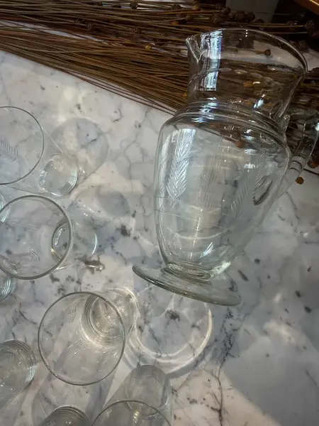 Foto de um(a) Antigo Conjunto De Jarra Com 11 Copos Em Cristal Lapidado, da categoria de Garrafas, potes e jarros. Antiga jarra com 11 copos em cristal europeu lapidado à mão. Meados do século XX. Medidas jarra 21x17 cada Medidas copos... Mostrado de uma perspectiva diferente. Vendido no marketplace Trésors.