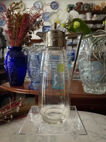 Foto de um(a) Antiga Jarra Claret Jug Galheteiro Cristal Francês Art Deco, da categoria de Jarros. Antiga e fina jarrinha "claret jug" em cristal francês com primorosa lapidação feita à mão, diferente decoração com trevos... Mostrado de uma perspectiva diferente. Vendido no marketplace Trésors.