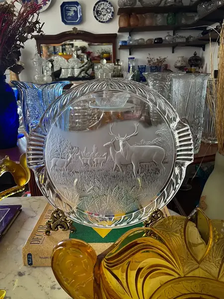 Foto de um(a) Antiga Bandeja Decorativa Com Alces Em Cristal Francês, da categoria de Bandejas. Para quem gosta de peças exclusivas.Antiga e grande bandeja em cristal francês, decorada com figuras de alces lapidados à... Mostrado de uma perspectiva diferente. Vendido no marketplace Trésors.