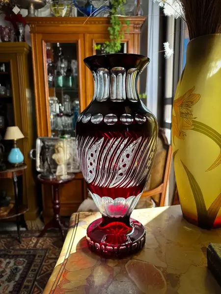 Foto de um(a) Antigo Grande Vaso Jarro Em Cristal Baccarat Lapidado Bordô, da categoria de Vasos. Antigo e grande vaso em cristal europeu doublé na cor bordô. Em contato com a luz ele fica com um tom mais avermelhado,... Mostrado de uma perspectiva diferente. Vendido no marketplace Trésors.