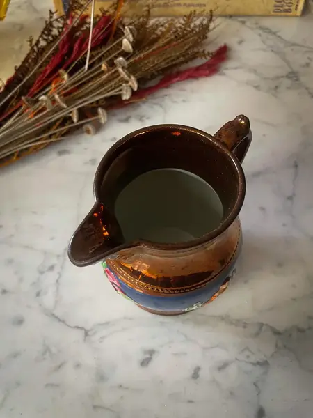 Foto de um(a) Antiga Pequena Jarra Leiteira Cerâmica Inglesa Copper Luster, da categoria de Garrafas, potes e jarros. Por volta do ano de 1860 a fábrica inglesa Coppeland e Garrett introduziu um tipo diferente de decoração que ficou conhecida... Mostrado de uma perspectiva diferente. Vendido no marketplace Trésors.