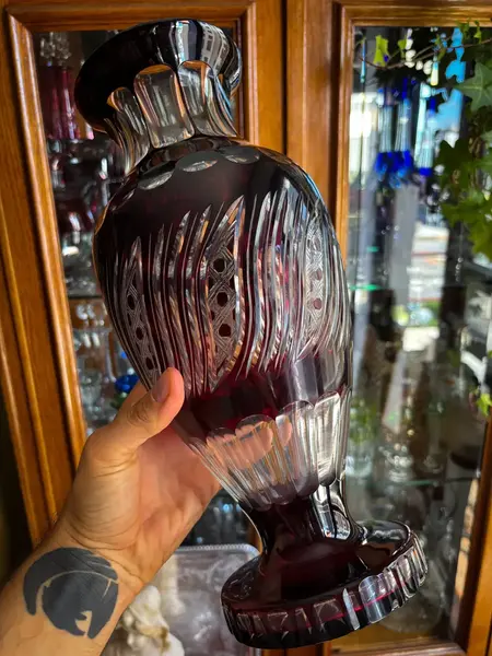 Foto de um(a) Antigo Grande Vaso Jarro Em Cristal Baccarat Lapidado Bordô, da categoria de Vasos. Antigo e grande vaso em cristal europeu doublé na cor bordô. Em contato com a luz ele fica com um tom mais avermelhado,... Mostrado de uma perspectiva diferente. Vendido no marketplace Trésors.