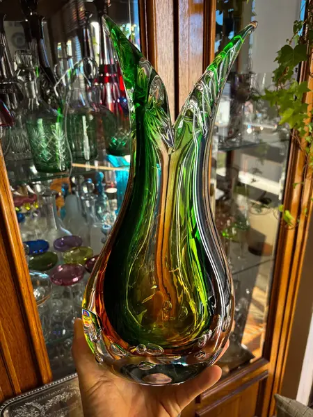 Foto de um(a) Antigo Vaso Jarro Art Deco Em Murano Italiano Bullicante, da categoria de Vasos. Antigo e belíssimo vaso artístico em Murano italiano. Lindas cores, e decoração com bolhas na base, técnica de trabalho... Mostrado de uma perspectiva diferente. Vendido no marketplace Trésors.