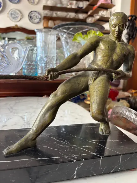 Foto de um(a) Antiga Escultura Masculina Art Deco Bronze Salvatore Riolo, da categoria de Escultura. Salvatore Riolo / Boatman Antigo e importante bloco escultórico em pétit bronze francês, com selo de autenticidade, base em... Mostrado de uma perspectiva diferente. Vendido no marketplace Trésors.
