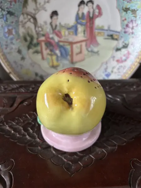 Foto de um(a) Antigo Raro Paliteiro Fruta Porcelana Francesa Vieux Paris, da categoria de Paliteiros. Raro paliteiro de coleção, em porcelana francesa do século XIX, no formato de fruta.Altura 12cm. Mostrado de uma perspectiva diferente. Vendido no marketplace Trésors.