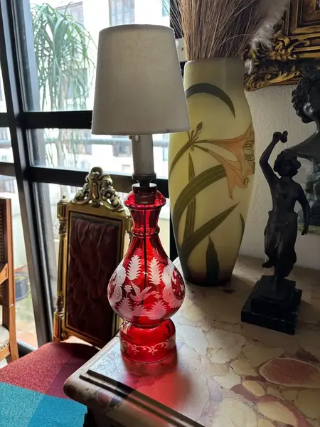 Foto de um(a) Antigo Abajur Luminária D Mesa Cristal Tcheco Egermann Glass, da categoria de Abajures. ~ Egermann Glass ~ Antigo e lindo abajur em cristal Tcheco vermelho rubi, com primorosa lapidação manual. Ao redor da peça é... Mostrado de uma perspectiva diferente. Vendido no marketplace Trésors.