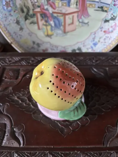 Foto de um(a) Antigo Raro Paliteiro Fruta Porcelana Francesa Vieux Paris, da categoria de Paliteiros. Raro paliteiro de coleção, em porcelana francesa do século XIX, no formato de fruta.Altura 12cm. Mostrado de uma perspectiva diferente. Vendido no marketplace Trésors.