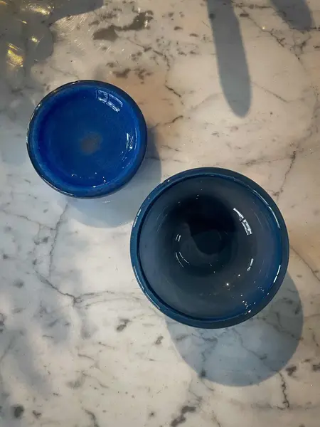 Foto de um(a) Antigo Par De Bowl Decorativo Em Murano Italiano Assinado, da categoria de Travessas e tigelas. Par de bowls decorativos em legítimo murano italiano. Peças feitas à mão, versáteis e decorativos. Assinado. Período Art... Mostrado de uma perspectiva diferente. Vendido no marketplace Trésors.