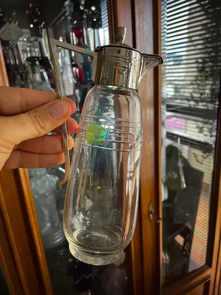 Foto de um(a) Antiga Jarra Claret Jug Galheteiro Cristal Francês Art Deco, da categoria de Jarros. Antiga e fina jarrinha "claret jug" em cristal francês com primorosa lapidação feita à mão, diferente decoração com trevos... Mostrado de uma perspectiva diferente. Vendido no marketplace Trésors.