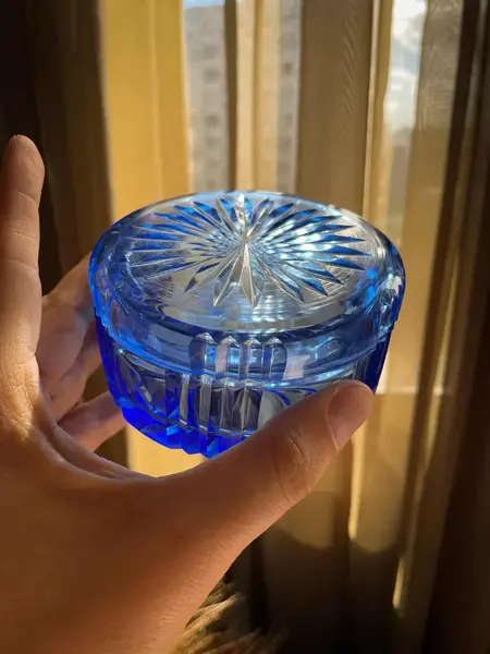 Foto de um(a) Antigo Par Caixas Porta Jóias Cristal Tcheco Azul Art Deco, da categoria de Porta-Jóias. ~ Bohemia Glass ~Antigo e incrível par de caixas decorativas/porta jóias em cristal doublé Tcheco, primorosa lapidação... Mostrado de uma perspectiva diferente. Vendido no marketplace Trésors.