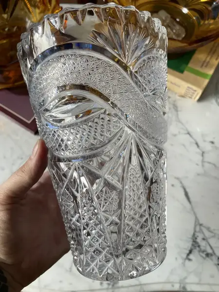Foto de um(a) Antigo Raro Jarro Vaso Boca Larga Em Cristal Tcheco Lapidado, da categoria de Vasos. Antigo e clássico vaso artístico em cristal Tcheco lapidado à mão. Lapidação estrelada e ponta de diamante, uma beleza! Peça... Mostrado de uma perspectiva diferente. Vendido no marketplace Trésors.