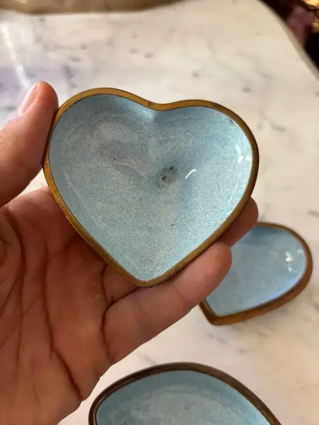 Foto de um(a) Antigo Par De Caixinhas Decorativas Colecionáveis Pássaros, da categoria de Cestos e Caixas. Antigo e maravilhoso par de caixinhas decorativas em metal esmaltado à mão com decoração de pássaros. Bastante riqueza de... Mostrado de uma perspectiva diferente. Vendido no marketplace Trésors.