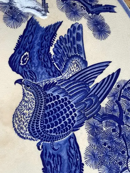 Foto de um(a) Antigo Prato Medalhão Porcelana Japonesa Imari Azul E Branco, da categoria de Pratos Decorativos. ~ Imari Blue and White ~ A celebre porcelana japonesa. Antigo e grande prato/medalhão em porcelana artística pintado à mão.... Mostrado de uma perspectiva diferente. Vendido no marketplace Trésors.
