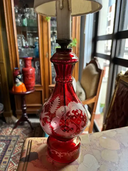 Foto de um(a) Antigo Abajur Luminária D Mesa Cristal Tcheco Egermann Glass, da categoria de Abajures. ~ Egermann Glass ~ Antigo e lindo abajur em cristal Tcheco vermelho rubi, com primorosa lapidação manual. Ao redor da peça é... Mostrado de uma perspectiva diferente. Vendido no marketplace Trésors.