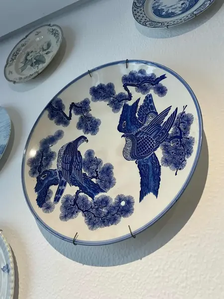 Foto de um(a) Antigo Prato Medalhão Porcelana Japonesa Imari Azul E Branco, da categoria de Pratos Decorativos. ~ Imari Blue and White ~ A celebre porcelana japonesa. Antigo e grande prato/medalhão em porcelana artística pintado à mão.... Mostrado de uma perspectiva diferente. Vendido no marketplace Trésors.