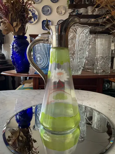Foto de um(a) Antiga Jarra Claret Jug Artnouveau Cristal Veneziano E Prata, da categoria de Jarros. Antiga jarra Claret Jug em cristal artístico ricamente pintado à mão, com guarnições em prata. Período Art nouveau, início... Mostrado de uma perspectiva diferente. Vendido no marketplace Trésors.