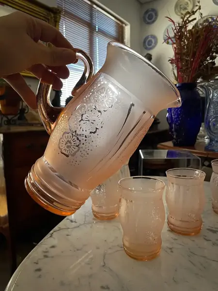 Foto de um(a) Antigo Conjunto Jarra Com Seis Copos Cristal Francês Satiné, da categoria de Jogos de taças e copos. Antigo e finíssimo conjunto de jarra com copos, serviço para seis pessoas. Peças artísticas em cristal francês, com detalhes... Mostrado de uma perspectiva diferente. Vendido no marketplace Trésors.