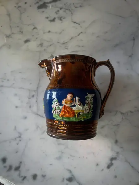 Foto de um(a) Antiga Pequena Jarra Leiteira Cerâmica Inglesa Copper Luster, da categoria de Garrafas, potes e jarros. Por volta do ano de 1860 a fábrica inglesa Coppeland e Garrett introduziu um tipo diferente de decoração que ficou conhecida... Mostrado de uma perspectiva diferente. Vendido no marketplace Trésors.