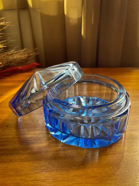 Foto de um(a) Antigo Par Caixas Porta Jóias Cristal Tcheco Azul Art Deco, da categoria de Porta-Jóias. ~ Bohemia Glass ~Antigo e incrível par de caixas decorativas/porta jóias em cristal doublé Tcheco, primorosa lapidação... Mostrado de uma perspectiva diferente. Vendido no marketplace Trésors.
