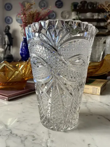 Foto de um(a) Antigo Raro Jarro Vaso Boca Larga Em Cristal Tcheco Lapidado, da categoria de Vasos. Antigo e clássico vaso artístico em cristal Tcheco lapidado à mão. Lapidação estrelada e ponta de diamante, uma beleza! Peça... Mostrado de uma perspectiva diferente. Vendido no marketplace Trésors.