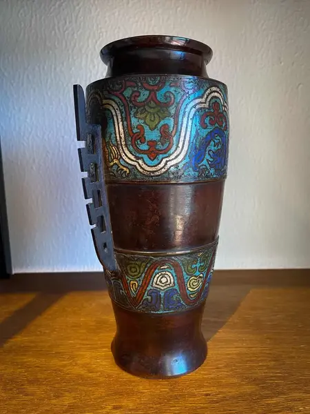 Foto de um(a) Antigo Vaso Jarro Oriental Com Dragão Em Bronze Cloisonné, da categoria de Vasos. Antigo e super diferente vaso em bronze artístico japonês, técnica de trabalho feito à mão chamado de Cloisonné. Na frente... Mostrado de uma perspectiva diferente. Vendido no marketplace Trésors.