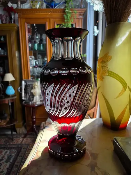 Foto de um(a) Antigo Grande Vaso Jarro Em Cristal Baccarat Lapidado Bordô, da categoria de Vasos. Antigo e grande vaso em cristal europeu doublé na cor bordô. Em contato com a luz ele fica com um tom mais avermelhado,... Mostrado de uma perspectiva diferente. Vendido no marketplace Trésors.