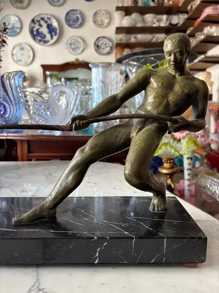 Foto de um(a) Antiga Escultura Masculina Art Deco Bronze Salvatore Riolo, da categoria de Escultura. Salvatore Riolo / Boatman Antigo e importante bloco escultórico em pétit bronze francês, com selo de autenticidade, base em... Mostrado de uma perspectiva diferente. Vendido no marketplace Trésors.