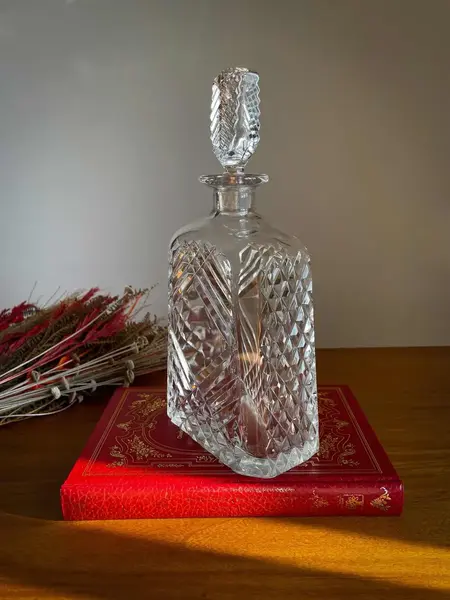 Foto de um(a) Antiga Rara Garrafa Licoreira Em Cristal Orrefors Art Deco, da categoria de Garrafas. ~ Orrefors Sweden ~Antiga garrafa licoreira em bloco maciço de cristal lapidado à mão. Da renomada Cristallerie Orrefors, da... Mostrado de uma perspectiva diferente. Vendido no marketplace Trésors.