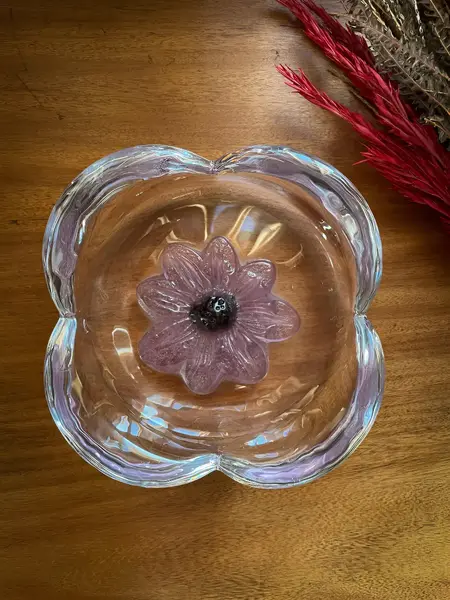 Foto de um(a) Antiga Escultura Flor Em Cristal Bowl Decorativo Daum Nancy, da categoria de Centro de mesa. ~ Daum Nancy ~Antigo e luxuoso bowl artístico em bloco maciço de cristal francês, decoração central com flor lapidada à mão.... Mostrado de uma perspectiva diferente. Vendido no marketplace Trésors.