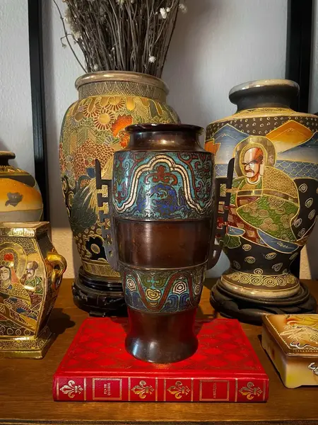 Foto de um(a) Antigo Vaso Jarro Oriental Com Dragão Em Bronze Cloisonné, da categoria de Vasos. Antigo e super diferente vaso em bronze artístico japonês, técnica de trabalho feito à mão chamado de Cloisonné. Na frente... Mostrado de uma perspectiva diferente. Vendido no marketplace Trésors.