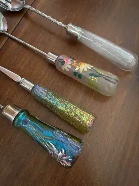 Foto de um(a) Antiga Coleção Talheres Salada Garfos Art Deco Vidro Loetz, da categoria de Garfos. Antigos talheres para servir em metal espessurado a prata. Os verdes são austríacos da renomada Loetz Glass. O veneziano é... Mostrado de uma perspectiva diferente. Vendido no marketplace Trésors.