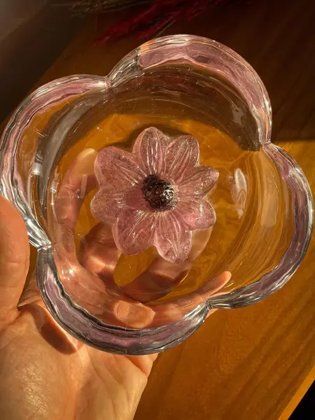 Foto de um(a) Antiga Escultura Flor Em Cristal Bowl Decorativo Daum Nancy, da categoria de Centro de mesa. ~ Daum Nancy ~Antigo e luxuoso bowl artístico em bloco maciço de cristal francês, decoração central com flor lapidada à mão.... Mostrado de uma perspectiva diferente. Vendido no marketplace Trésors.