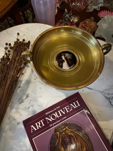 Foto de um(a) Antiga Fruteira Centro De Mesa Bronze Doré E Limoges Lebrun, da categoria de Centro de mesa. ~ Limoges | Lebrun ~ Uma peça de museu! Para quem gosta de peças exclusivas.Antigo e majestoso centro de mesa em bronze doré... Mostrado de uma perspectiva diferente. Vendido no marketplace Trésors.