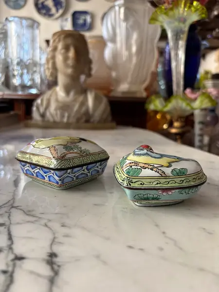 Foto de um(a) Antigo Par De Caixinhas Decorativas Colecionáveis Pássaros, da categoria de Cestos e Caixas. Antigo e maravilhoso par de caixinhas decorativas em metal esmaltado à mão com decoração de pássaros. Bastante riqueza de... Mostrado de uma perspectiva diferente. Vendido no marketplace Trésors.