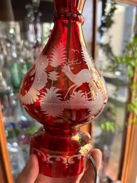Foto de um(a) Antigo Abajur Luminária D Mesa Cristal Tcheco Egermann Glass, da categoria de Abajures. ~ Egermann Glass ~ Antigo e lindo abajur em cristal Tcheco vermelho rubi, com primorosa lapidação manual. Ao redor da peça é... Mostrado de uma perspectiva diferente. Vendido no marketplace Trésors.