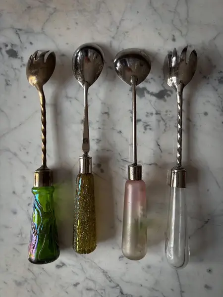 Foto de um(a) Antiga Coleção Talheres Salada Garfos Art Deco Vidro Loetz, da categoria de Garfos. Antigos talheres para servir em metal espessurado a prata. Os verdes são austríacos da renomada Loetz Glass. O veneziano é... Mostrado de uma perspectiva diferente. Vendido no marketplace Trésors.