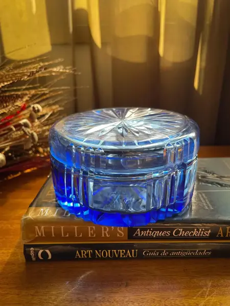 Foto de um(a) Antigo Par Caixas Porta Jóias Cristal Tcheco Azul Art Deco, da categoria de Porta-Jóias. ~ Bohemia Glass ~Antigo e incrível par de caixas decorativas/porta jóias em cristal doublé Tcheco, primorosa lapidação... Mostrado de uma perspectiva diferente. Vendido no marketplace Trésors.