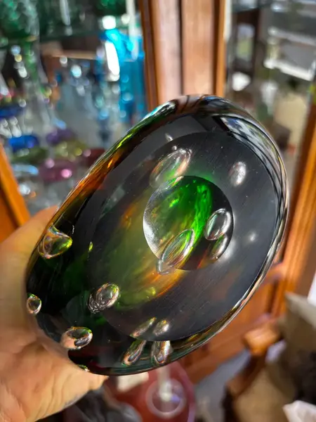 Foto de um(a) Antigo Vaso Jarro Art Deco Em Murano Italiano Bullicante, da categoria de Vasos. Antigo e belíssimo vaso artístico em Murano italiano. Lindas cores, e decoração com bolhas na base, técnica de trabalho... Mostrado de uma perspectiva diferente. Vendido no marketplace Trésors.