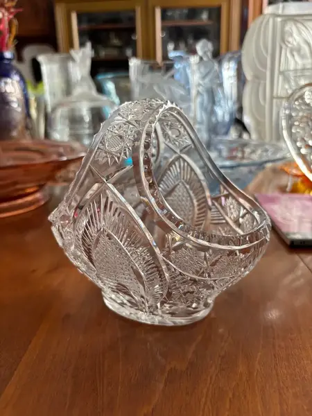 Foto de um(a) Antiga Cestinha Decorativa Cristal Baccarat Lapidado À Mão, da categoria de Cestos e Caixas. Antiga e delicada cestinha decorativa em cristal francês, peça super versátil para compor ambientes. Primorosa lapidação... Mostrado de uma perspectiva diferente. Vendido no marketplace Trésors.